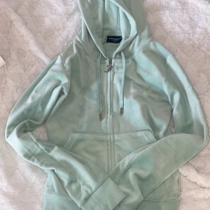 Köpte ett par juicy sett men kom för små❤️ - Ljus grön färg på båda byxorna och tröjan, har använt 2 gånger så den är ny❤️säljer tröjan och byxan 💞