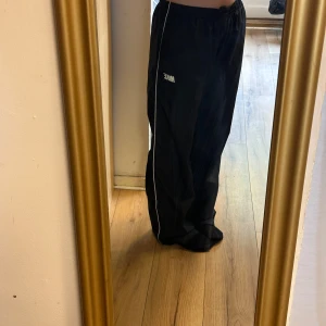 Nike track pants -  Hejj💕 säljer mina Nike track pants. Tror inte denna modellen säljs längre. Passa dig som är mellan 160-170🫶🏻