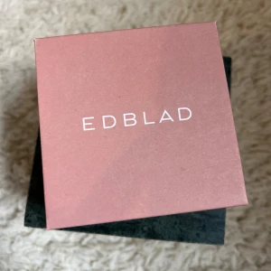 Silver halsband från Edblad - Säljer ett helt nytt Silver halsband med en diamant, halsbandet är format som ett hjärta och är ifrån märker edblad, det är helt oanvänt och säljer då jag inte använder silversmycken🥲🙏🏼