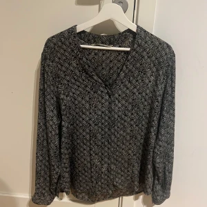 Blus - Bra skick,  skönt material 