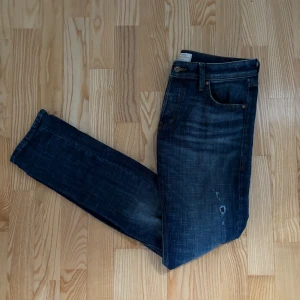 Slim/glenn blå jeans - Slimmade mörkblå jeans från Jack & Jones | Storlek: 30/32 - Modellen är slim/glenn - Skicket på jeansen är väldigt bra utan defekter - Pris: 399kr - Nypris: 899kr - Skriv vid funderingar 