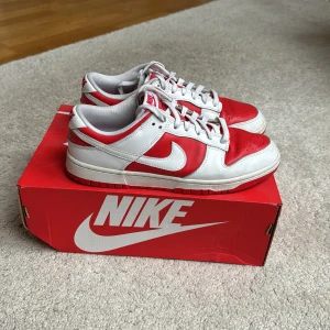 Nike Dunk University Red - - I använt skick, 7/10 - Storlek 43