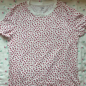 söt t-shirt med hjärtan på - Söt t-shirt med hjärtan på från Frankrike!! 