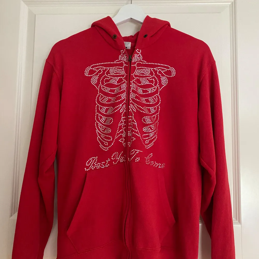 Säljer denna zip up hoodien då jag ej använder den längre. Den är i jättebra skick, ingen av stenarna har ramlat av och dragkedjan funkar jättebra också, skriv om du är intresserad!. Hoodies.