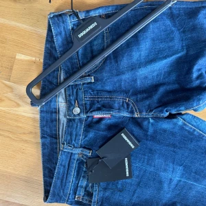 Ds2 - dsquared2 - storlek 48 - Ett par Ds2 jeans använda mindre än 5 gånger pga att de ej passa så bra. Nypris 3500. Medföljer extra knappar. Storlek 48(italiensk) passar 30W i vanliga storlekar