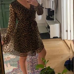 Klänning - Leopard mönstrad klänning från trendyol
