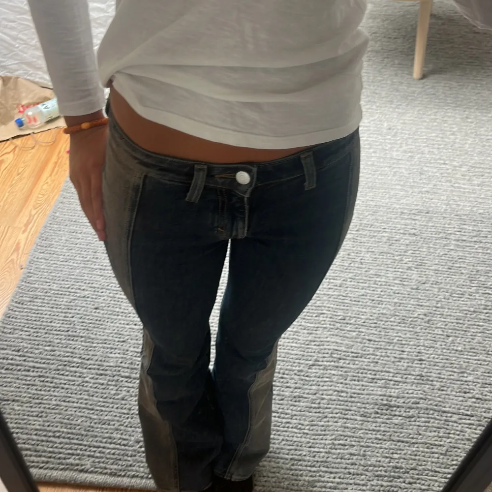 Skitsnygga jeans från weekday köptes för ett år sen men jättebra skick. Storlek 23/30 och passar nån som är mellan 160-165. Pris kan diskuteras!!! ❤️❤️🥰. Jeans & Byxor.