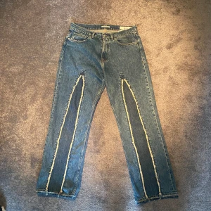 Our legacy third cut  - Our Legacy third cut slash denim i snygg blå färg. Storlek 33 utan defekter eller skador.