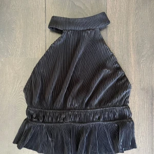 Halterneck topp - Superfin halterneck topp man knyter i ryggen säljer även samma i vitt