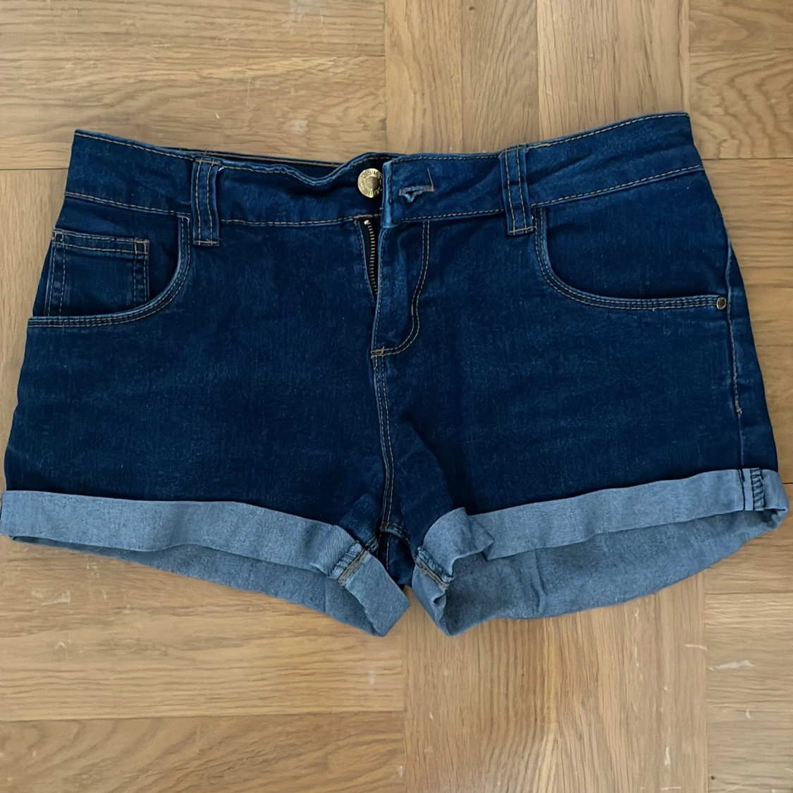 Mörkblå jeansshorts 