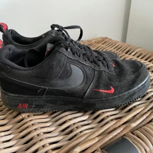 Airforces - Sådär skick har endp en del kvar att ge. Limited edition så går ej att köpa längre. Tror jag har box kvar nånstans.storlek 43