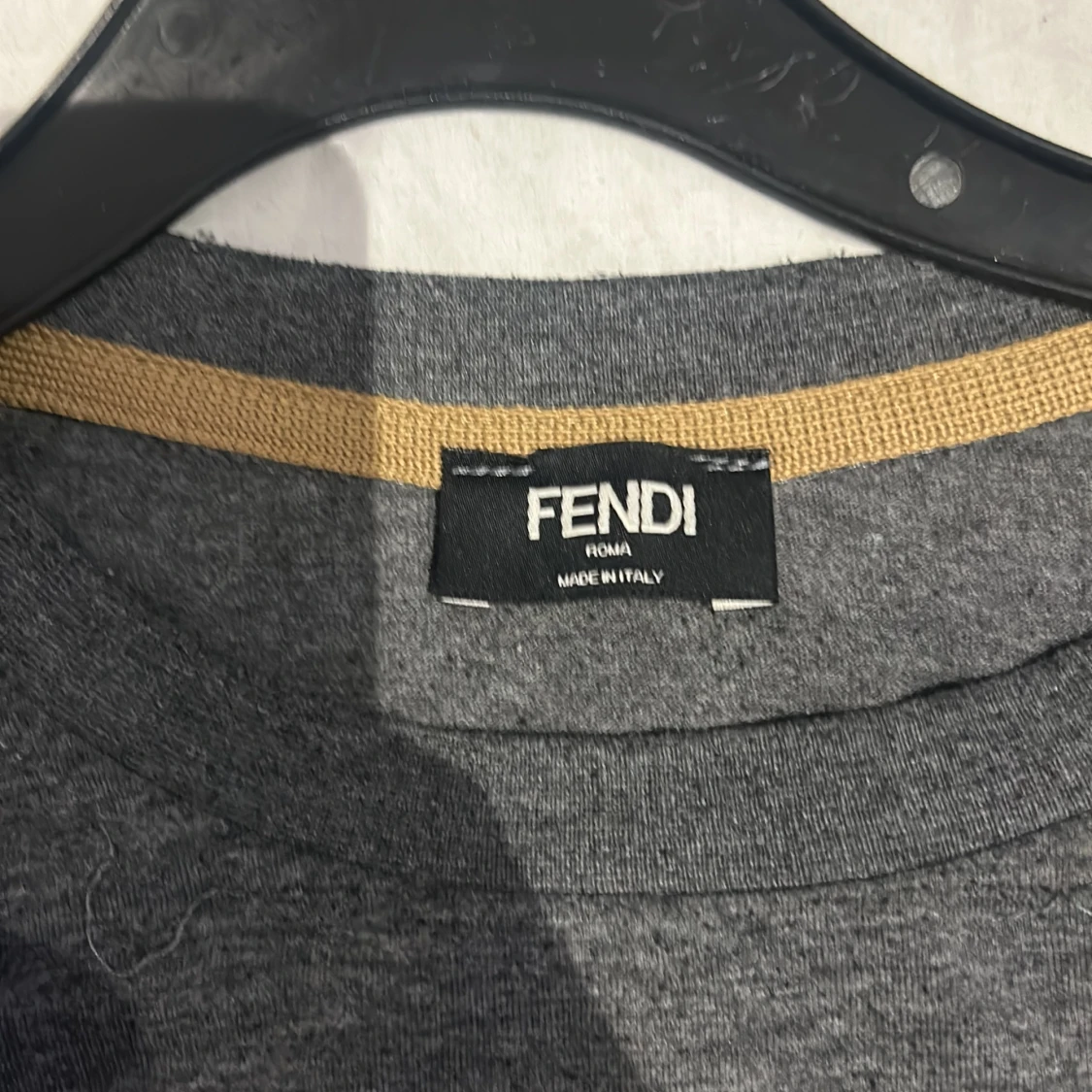 Säljer min Fendi T-shirt för jag inte använder den längre - 90