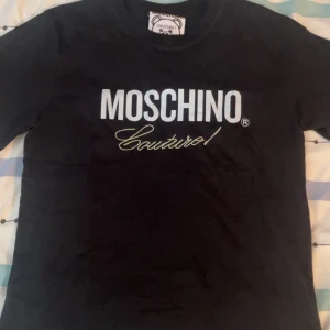 Säljer en Moschino T-shirt eftersom den är för liten på mig  - Helt ny storlek M men passar som xs-s