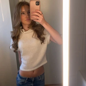 Beige stickad t-shirt - Väldigt fin oanvänd topp från Gina med 0 slitage Säljer för att den inte kommer till användning hos mig Sitter jätte fint och passar bra till sommaren då den är så tunn😻💞