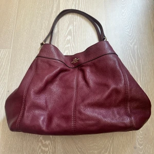 Coach väska - Coach rödvin väska som köptes i en vintage märkesbutik i LA förra sommaren. Kommer inte till användning längre så säljer💕