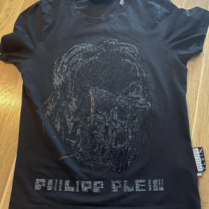 Jättesnygg Phillip plein tröja - Jättesnygg phillipp plein t-shirt i storlek M. Endast använd en gång. Anledningen till att jag säljer den är att den inte kommer till användning längre. Pris vid köp:800kr. Pris går självklart att diskuteras!