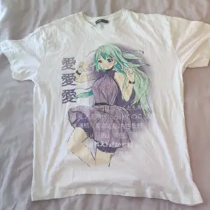 Oversized t-shirt med anime karaktär tryck på framsidan✨🤍