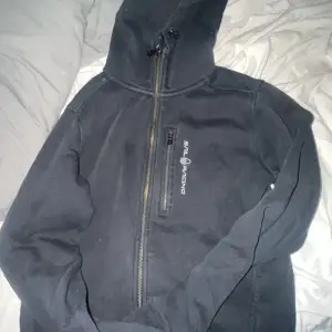 svart sailracing zip hoodie, jättebra skick. säljer då den ej kommer till användning.
