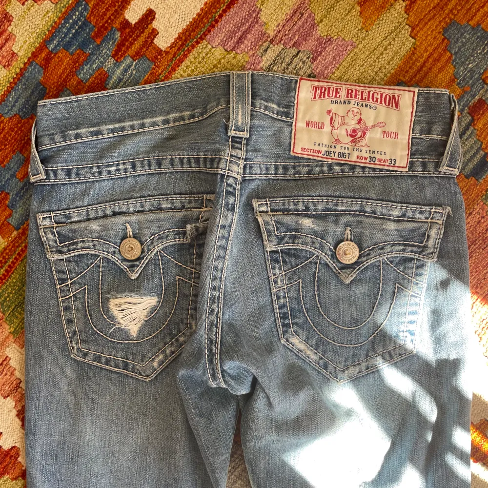 JOEY BIG T - lågmidjade kraftigt utsvängda unisex true religion jeans 😻😻 jag i bilden e 185cm - mått: midja 43cm, innerbenslängd 82cm, benöppning 26cm. Jeans & Byxor.