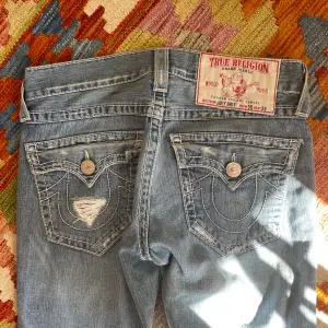 JOEY BIG T - lågmidjade kraftigt utsvängda unisex true religion jeans 😻😻 jag i bilden e 185cm - mått: midja 43cm, innerbenslängd 82cm, benöppning 26cm