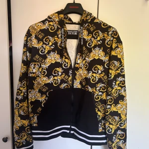 Versace Baroque hoodie - Köpt för några år sen bara andvänds en gång, storlek XL passar XL/L, tag medföljer, finns inte köpa längre i butik eller online finns en på Farfetch storlek S för 6000