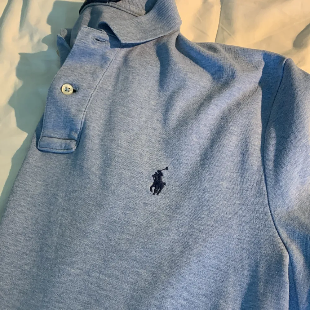 En fin Ralph Lauren piké i blå som är perfekt till sommaren, luftig piké som är utan 100 bomull och är i perfekt skick 8/10🥰🥰. T-shirts.
