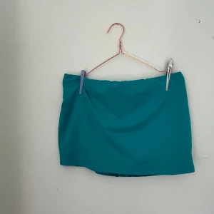 Miniskirt - Kort blå/turkos kjol med shorts under. oklart med storlek köpt second hand och står inget, skulle tippa på S