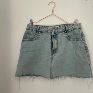Denimskirt  - Blå Jeanskjol i storlek 40 som är mindre i storlek (38) 