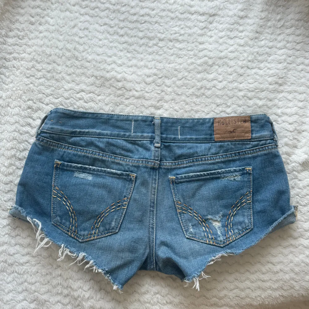 Säljer mina lågmidjade jeansshorts från Hollister då jag inte har användning för dem! De är i fint skick och storlek EU 36/w26, säg till om ni vill ha fler bilder. Skriv om ni är intresserade💕tryck inte köp nu direkt. Shorts.