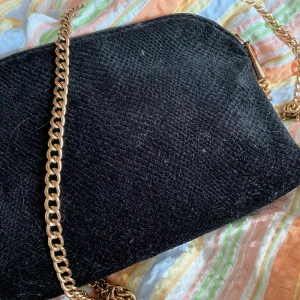 Väska - Mindre väska med lång kedja.  Mönstrad, Sammet  Obs! Kedjan är orangefärgad på många ställen pga rost/slitage 