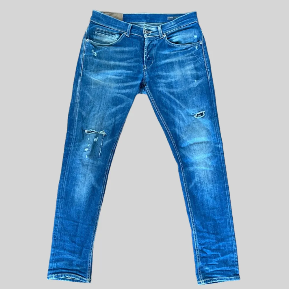 Säljer dessa riktigt snygga dondup George jeansen för dig som söker ett par feta unika jeans. Vid frågor och funderingar skriv gärna!  Skräddar förstärkta. . Jeans & Byxor.