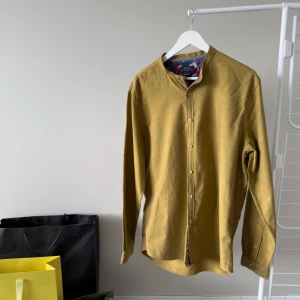 Relaxed Fit Skjorta  - En ny och ovanlig Relaxed Fit Zara skjorta, säljer då jag inte använder den. Material: 100% Bomull. Storleken är XXL men den är mindre i storlek.