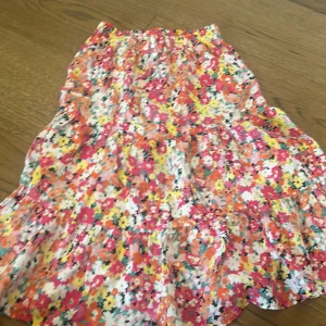 Tropiskt tema kjol💋💋 - Najs material, jättefin på.