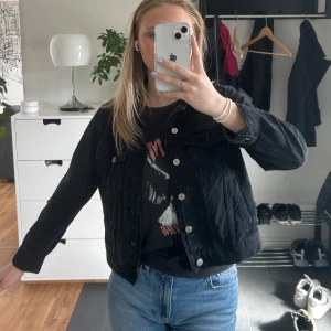 Jeansjacka - En superskön jeansjacka som är perfekt nu till sommaren!! Den är så fin och i bra skick🫶🏼