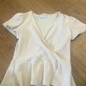 HOLLY & WHYTE TRÖJA!!  - Jätte fin tröja, man bör bära ett linne eller en t shirt under denna. Använd ungefär 2 gånger, älskar💞💞