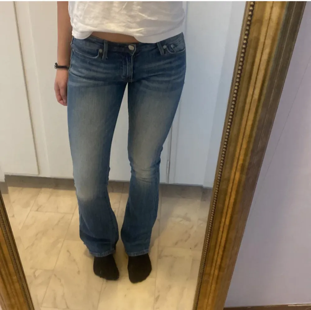 Sjukt snygga jeans köpa på Plick men TYVÄRR för små.. storlek 25/33, passar 34!! 🥲🥲🙏🏼. Jeans & Byxor.