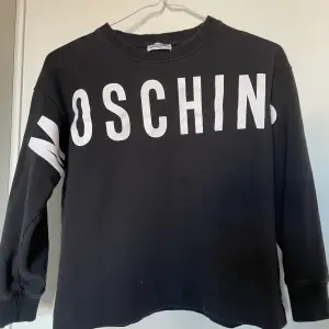 Hej! Säljer denna fina Moschino tröjan storlek är ungefär 10-11 år, jätte fint skick skulle säga 10/10, tveka inte på att ställa frågor!