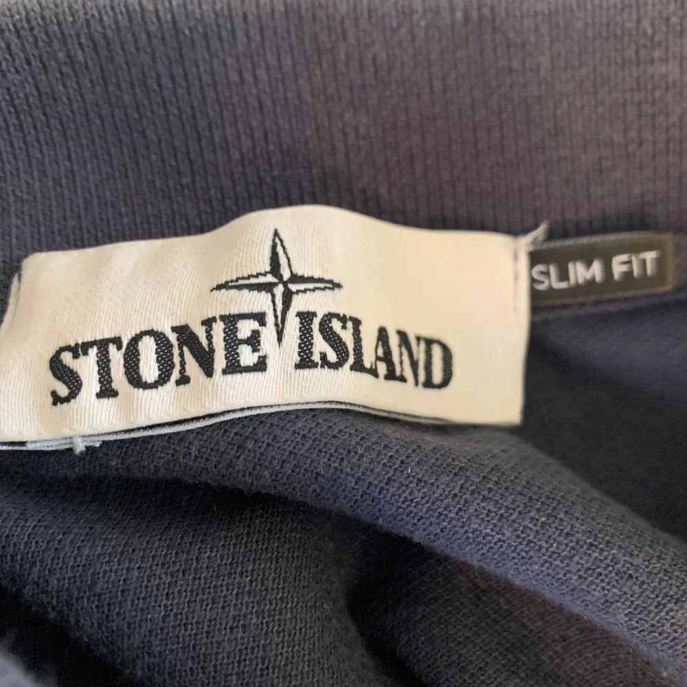 Säljer denna riktigt feta stone island pikén som är i väldigt bra skick. Ord pris: 2000 mitt pris: 499. För minsta funderingar hör av dig👍🏻. T-shirts.