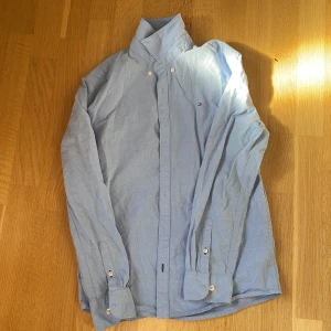 Tommy Hilfiger skjorta - Ljusblå skjorta perfekt till sommaren. Mycket bra skick.