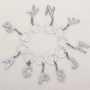 Stora Bokstaven Strass Nyckelring  - Mått 10.50*3.50 cm  75kr/st 