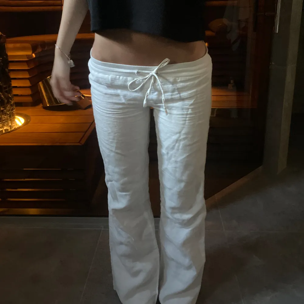 Supersnygga lågmidjade linnebyxor med bootcut💕💕. Jeans & Byxor.