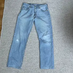 Vintage Levi’s Jeans 501. Välanvända och finns ett hål på baksidan som har funnits där sedan jag köpte, ser absolut inte konstigt ut men nersatt pris pga detta. Storlek W32 L34