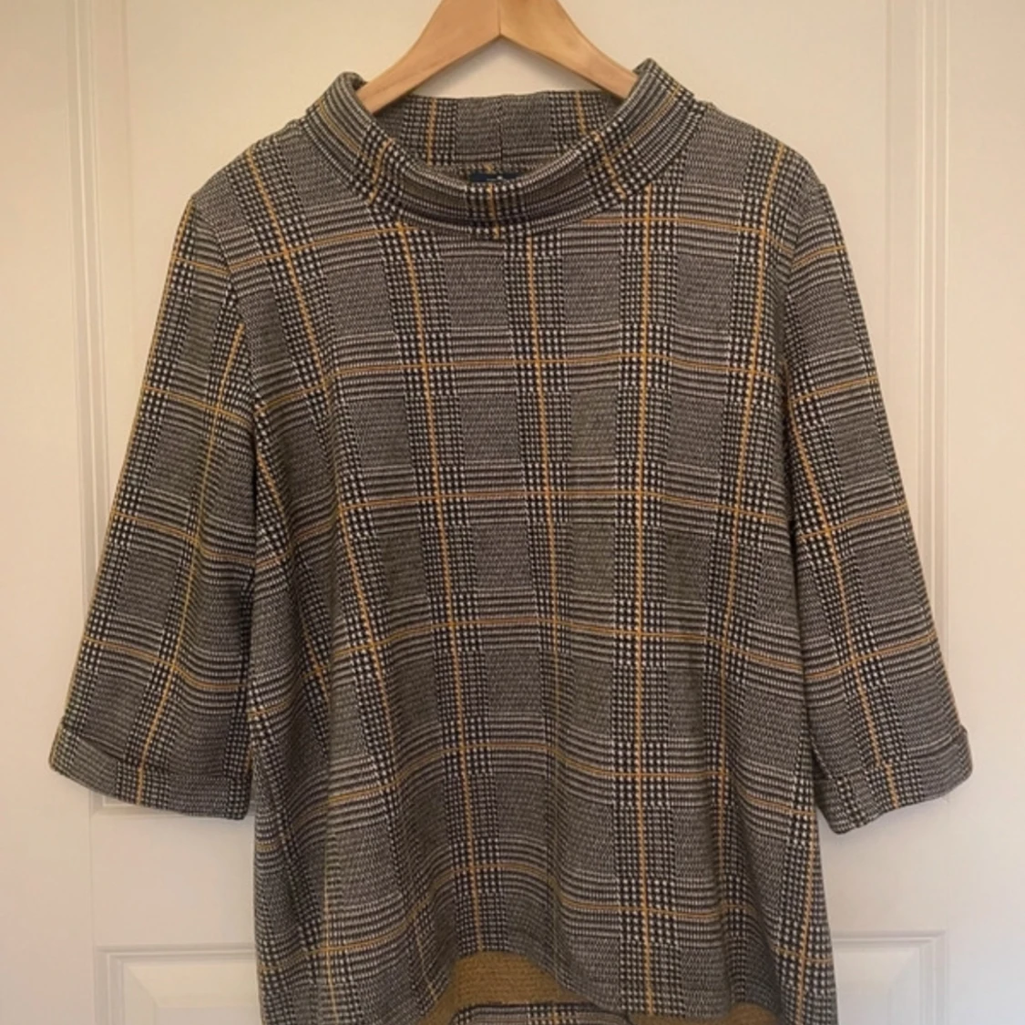 Rutig trekvartsärmad topp