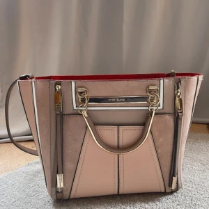 Väska River Island - En jätte fin river island väska som är använd några gånger. 45 cm i bredd.