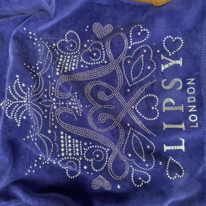 Lipsy zip-up - Lila lipsy zip-up med jätte gulliga detaljer, skriv om du undrar något💗