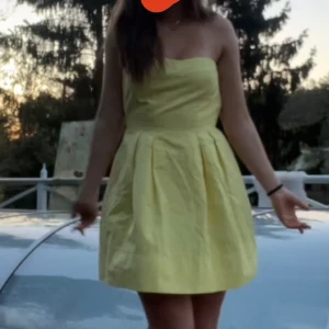 Sommarklänning  - Intressekoll på min sjukt snygga sommar klänning. Köpt second hand och säljer då den är för liten i ryggen på mig.  Kvaliten är super bra och det är en sjukt snygg gul färg perfekt nu inför sommaren!! 
