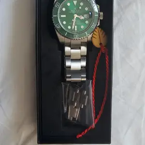 Säljer min klocka jag inte längre använder. Den är automatiskt, vattentät och stainless steel. Bvsa