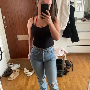 Vintage jeans  - Vintage jeans, har ingen mer information om storlek och mått då lappen är de ända som fortfarande syns lite på, där står det W28. Passar mig som vanligtvis har storlek 34 & XS