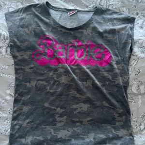 Barbie tröja - Barbie T-shirt i nyskick storlek M/L