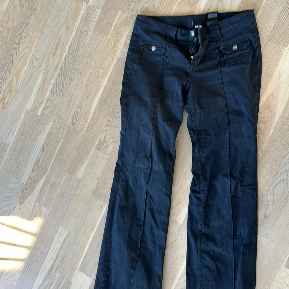 Jag säljer mina svarta skit snygga jeans från hm som är i jättebra skick. Säljer pågrund av att de tyvärr inte kommer till någon andvändning längre🤗🩷🩷. Jeans & Byxor.